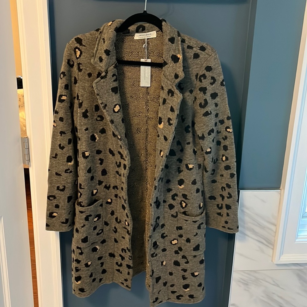 Super soft, sweater material leopard print blazer/jacket. Size small P